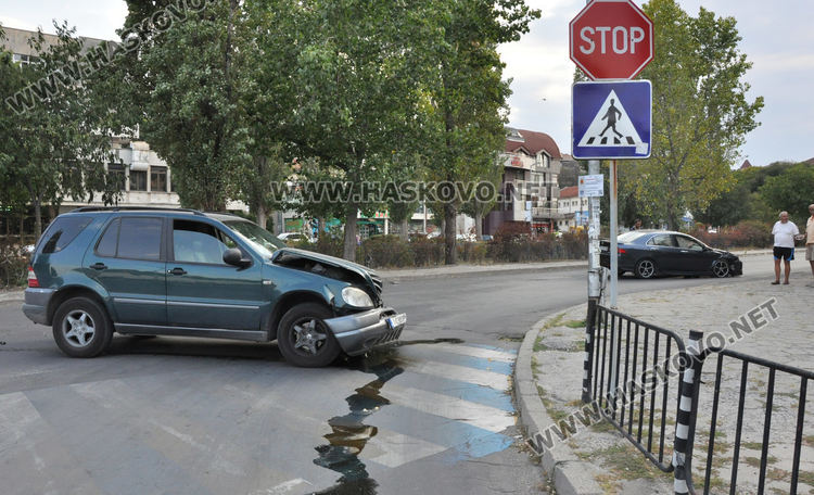 Шофьорка на Мерцедес се заби в Хонда на кръстовището до „Лебеда“