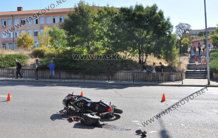 Моторист се заби в Ситроен до ПМГ, спрял да пропусне пешеходка