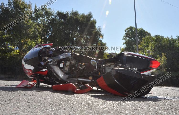 Моторист се заби в Ситроен до ПМГ, спрял да пропусне пешеходка