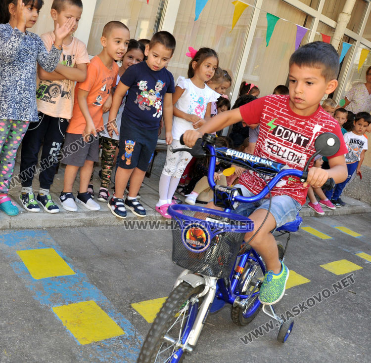 Деца от „Осми март“ караха колела и тротинетки в Седмицата на мобилността