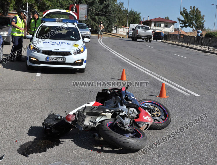 Моторист се заби в Ситроен до ПМГ, спрял да пропусне пешеходка