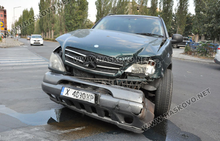 Шофьорка на Мерцедес се заби в Хонда на кръстовището до „Лебеда“