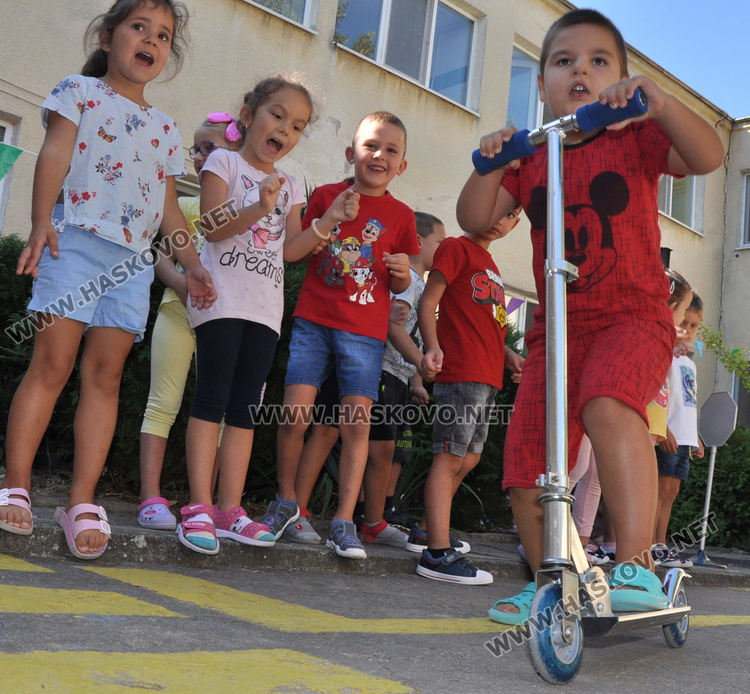 Деца от „Осми март“ караха колела и тротинетки в Седмицата на мобилността