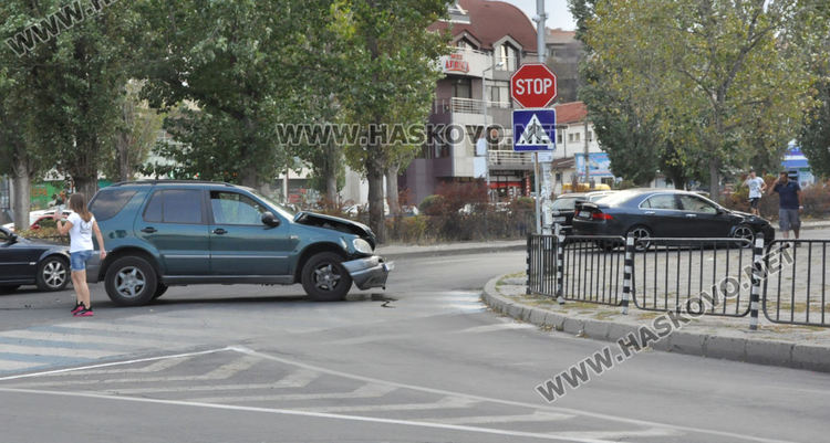 Шофьорка на Мерцедес се заби в Хонда на кръстовището до „Лебеда“