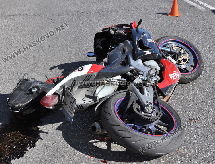 Моторист се заби в Ситроен до ПМГ, спрял да пропусне пешеходка