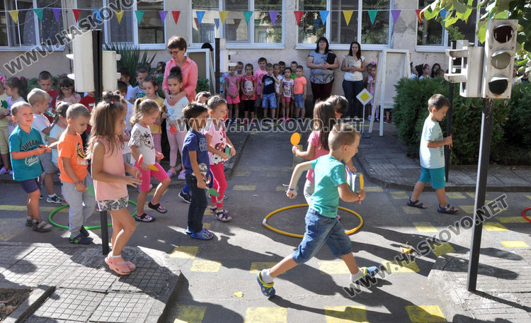 Деца от „Осми март“ караха колела и тротинетки в Седмицата на мобилността