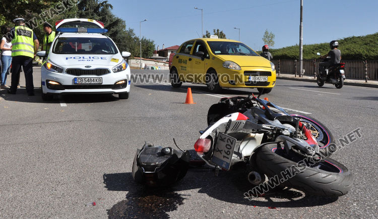 Моторист се заби в Ситроен до ПМГ, спрял да пропусне пешеходка