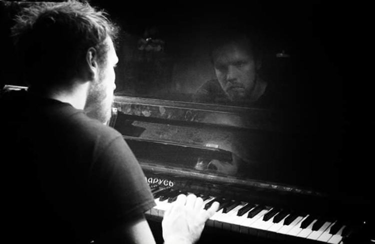 Другата снимка, селектирана за финала -Пианистът Девид Дауър 