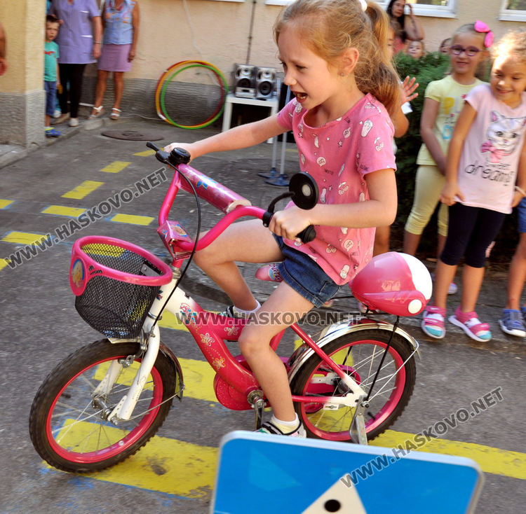 Деца от „Осми март“ караха колела и тротинетки в Седмицата на мобилността