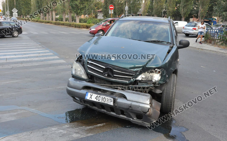 Шофьорка на Мерцедес се заби в Хонда на кръстовището до „Лебеда“