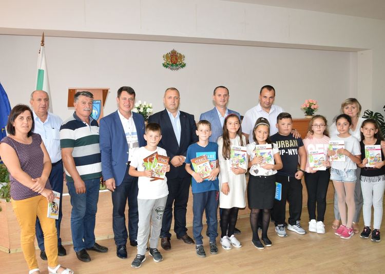 Изет Шабан връчи нови учебни помагала на учениците от Ардино, изучаващи майчин турски език