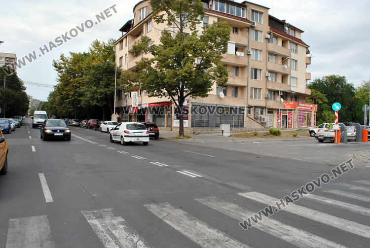 Разрешиха левия завой към хипермаркета край "Лебеда"