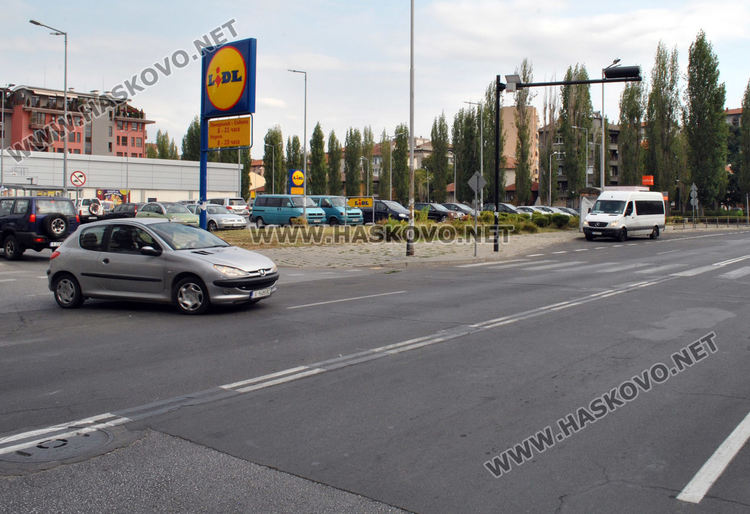 Разрешиха левия завой към хипермаркета край "Лебеда"