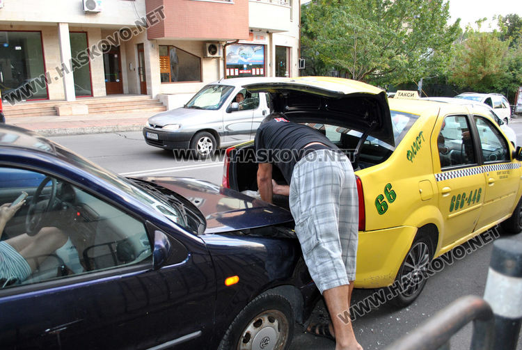 Водачка на кърджалийски Фолксваген се заби в хасковско такси