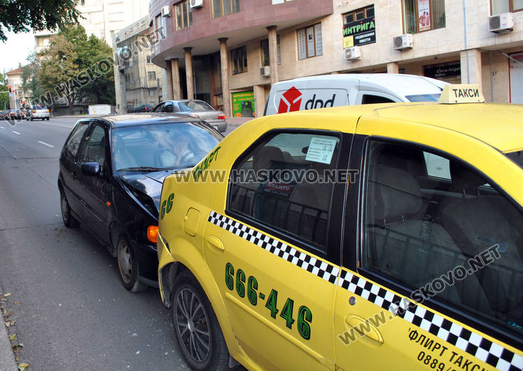 Водачка на кърджалийски Фолксваген се заби в хасковско такси