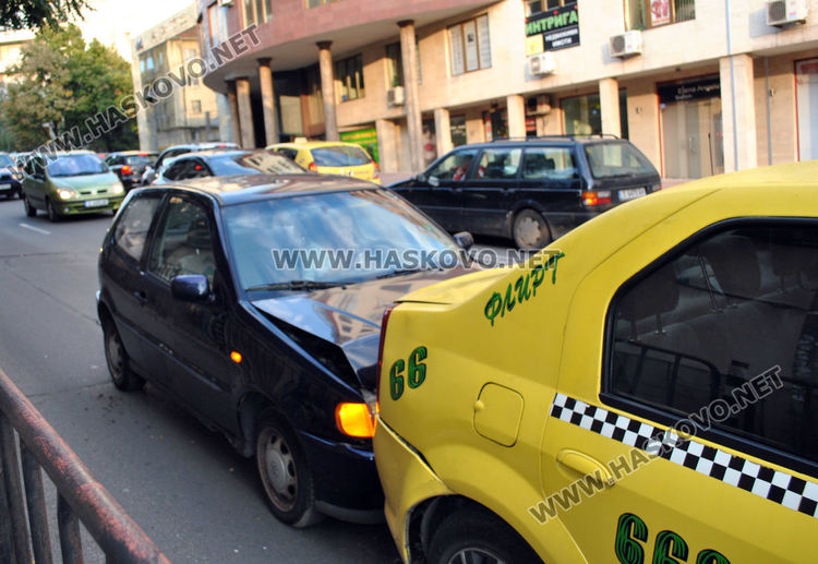 Водачка на кърджалийски Фолксваген се заби в хасковско такси