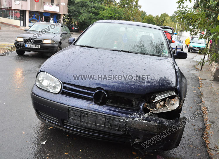Хасковлийка с Голф изпусна завой и се заби в друг Голф до ФСГ