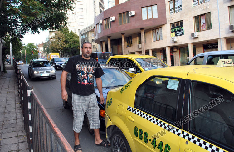 Водачка на кърджалийски Фолксваген се заби в хасковско такси