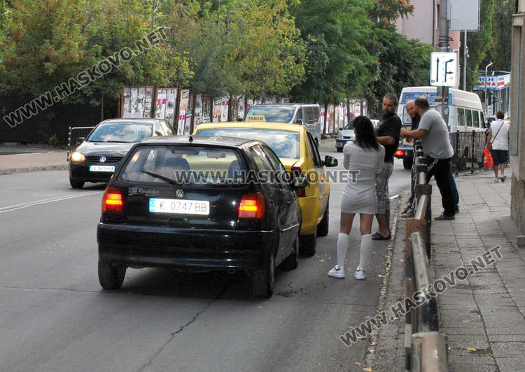 Водачка на кърджалийски Фолксваген се заби в хасковско такси
