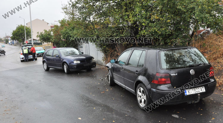 Хасковлийка с Голф изпусна завой и се заби в друг Голф до ФСГ