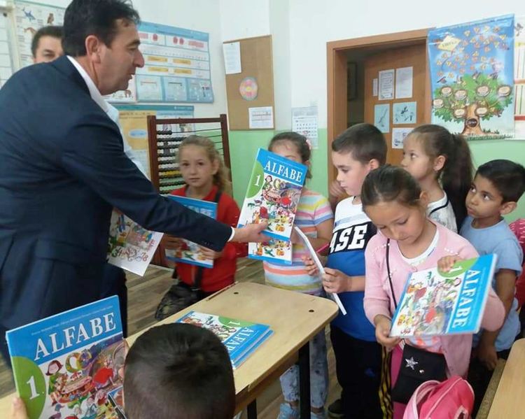 Около 300 ученика получиха нови учебници по турски език в Кирковско