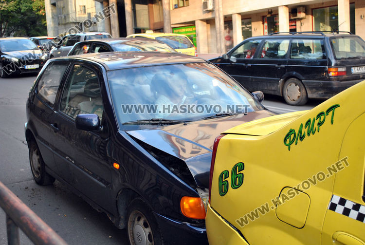 Водачка на кърджалийски Фолксваген се заби в хасковско такси