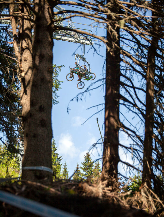 Над 100 елитни колоездачи атакуват екстремно 3.5 километрово трасе "Брус Лий" над Чепеларе