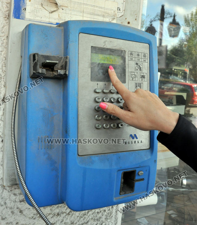 4 от 5 улични телефона в Хасково не работят, използват ги за лепене на афиши