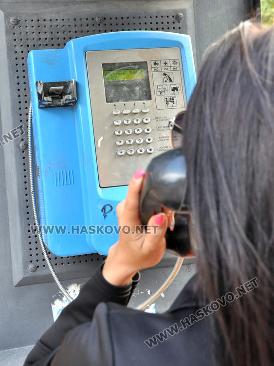4 от 5 улични телефона в Хасково не работят, използват ги за лепене на афиши