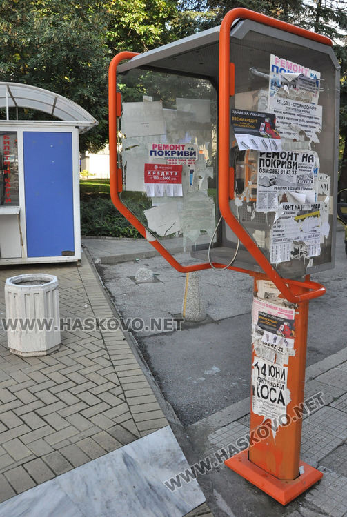 4 от 5 улични телефона в Хасково не работят, използват ги за лепене на афиши