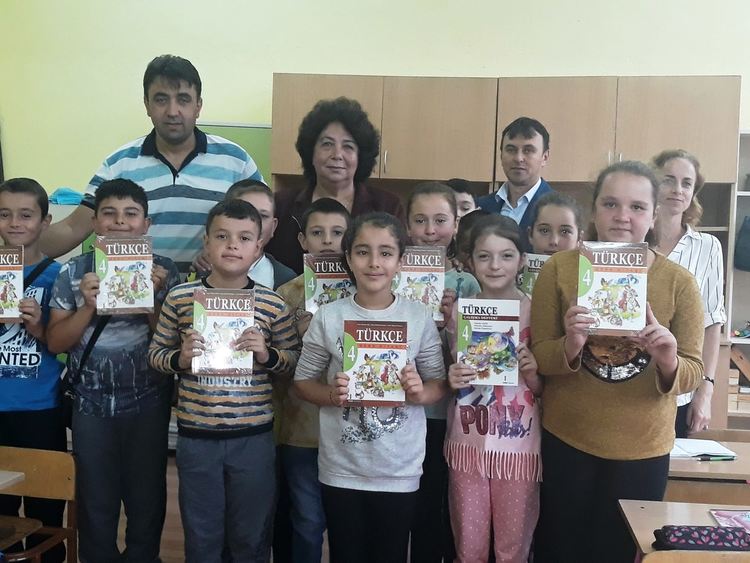 280 ученици от община Крумовград получиха нови учебници по майчин език