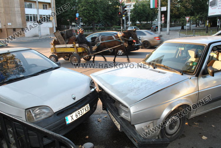 Шофьор на Пасат причини катастрофа и избяга