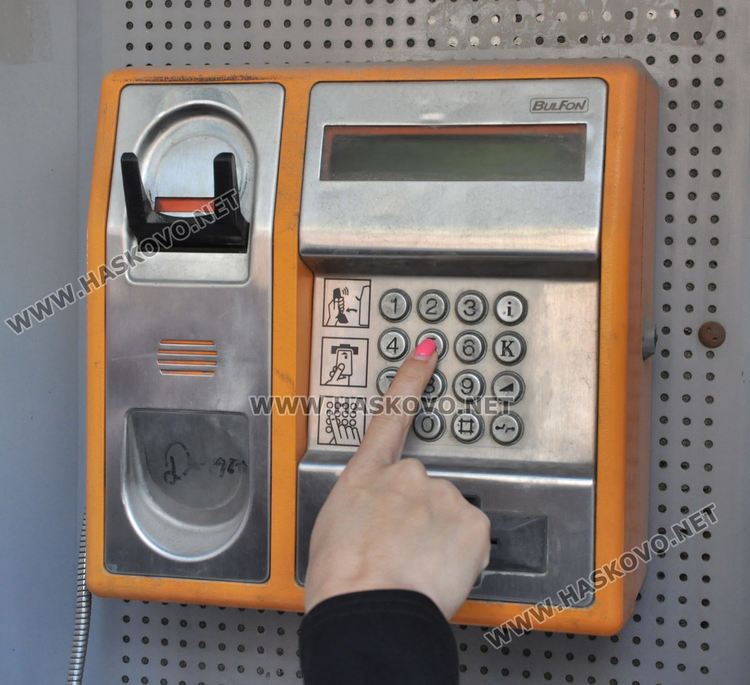 4 от 5 улични телефона в Хасково не работят, използват ги за лепене на афиши