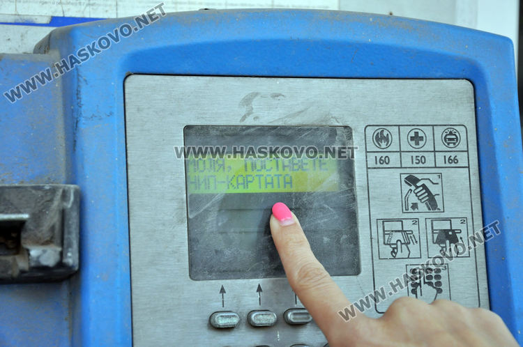 4 от 5 улични телефона в Хасково не работят, използват ги за лепене на афиши