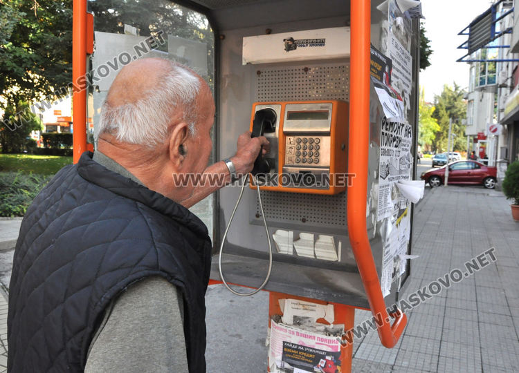 4 от 5 улични телефона в Хасково не работят, използват ги за лепене на афиши