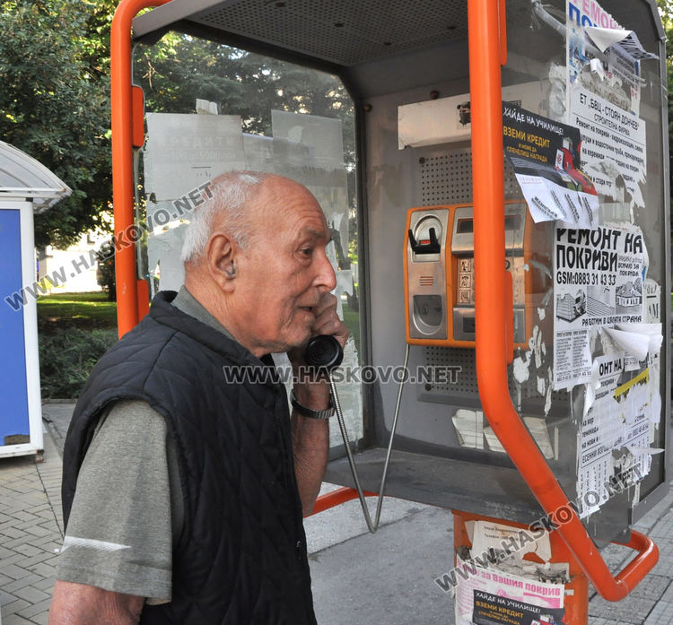 4 от 5 улични телефона в Хасково не работят, използват ги за лепене на афиши