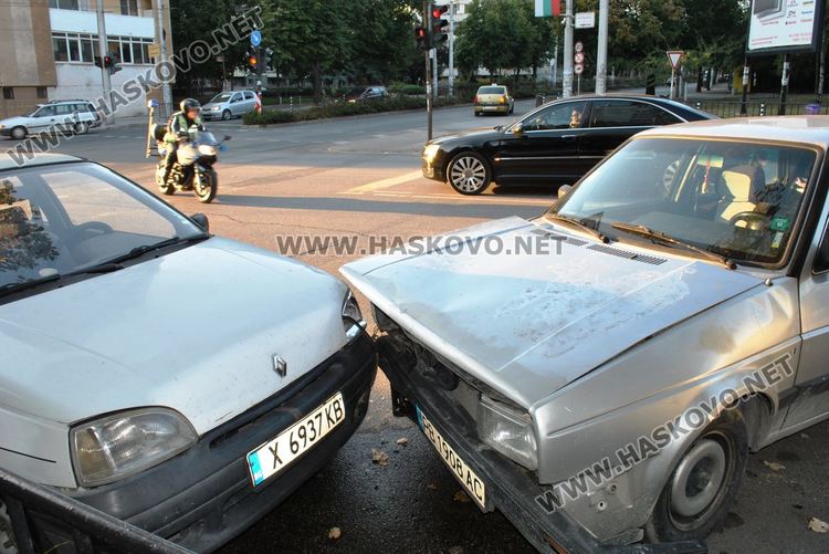 Шофьор на Пасат причини катастрофа и избяга