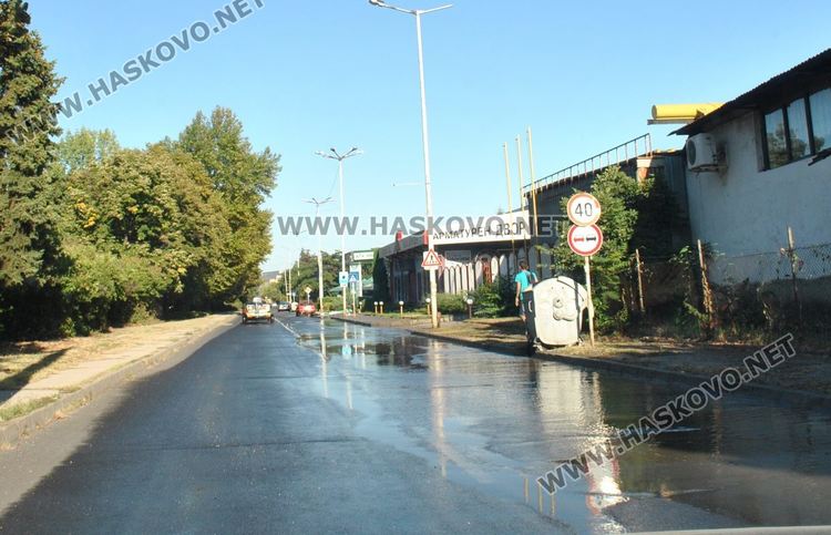 Теч от спукана тръба подкопа асфалта и наводни бул. „Илинден” 