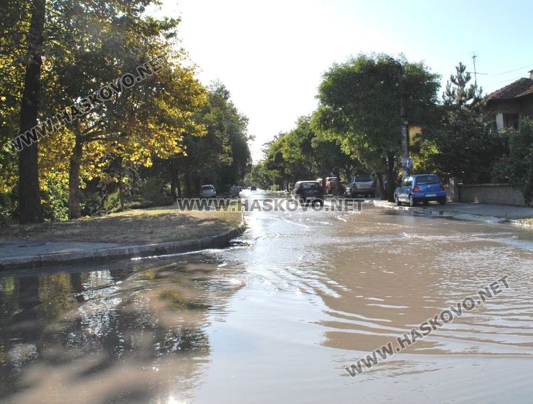 Теч от спукана тръба подкопа асфалта и наводни бул. „Илинден” 