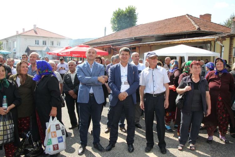 В Жълтуша се хванаха на голямо хоро