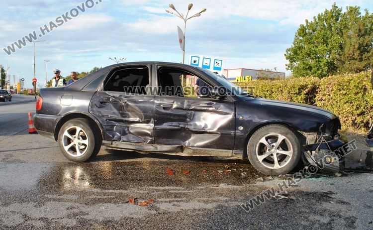 Засилен младеж с Ауди се удари в бордюр и в бус на Кърджалийска