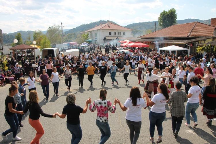 В Жълтуша се хванаха на голямо хоро