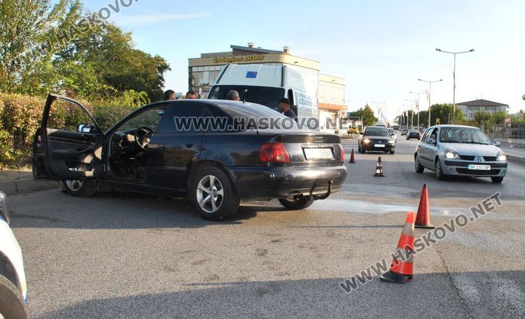 Засилен младеж с Ауди се удари в бордюр и в бус на Кърджалийска