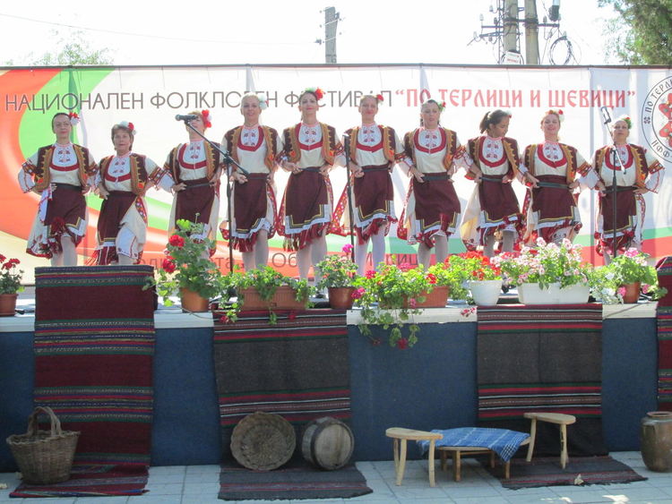 Нашите самодейци тракийци с пет медала от фестивал в Царацово