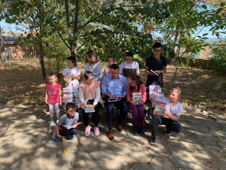 Инж.Азис раздаде учебници по майчин език