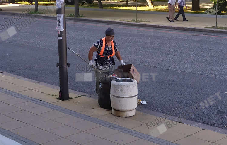 Мода от село: Кърджалийци изхвърлят домашния си боклук не в контейнери, а в кошчетата на път за работа