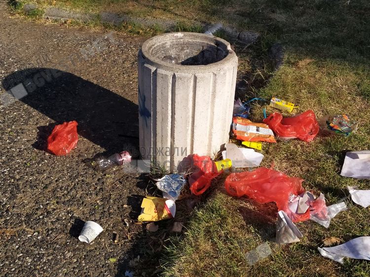 Мода от село: Кърджалийци изхвърлят домашния си боклук не в контейнери, а в кошчетата на път за работа