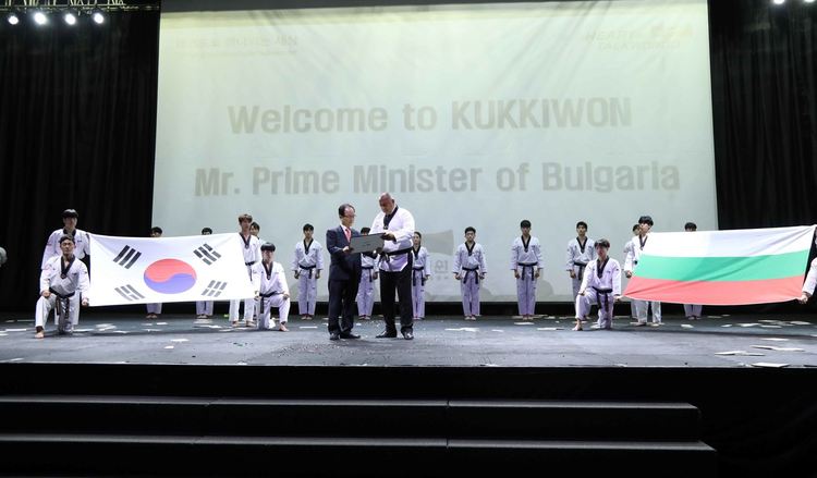 Премиерът Борисов с почетния девети дан по таекуондо