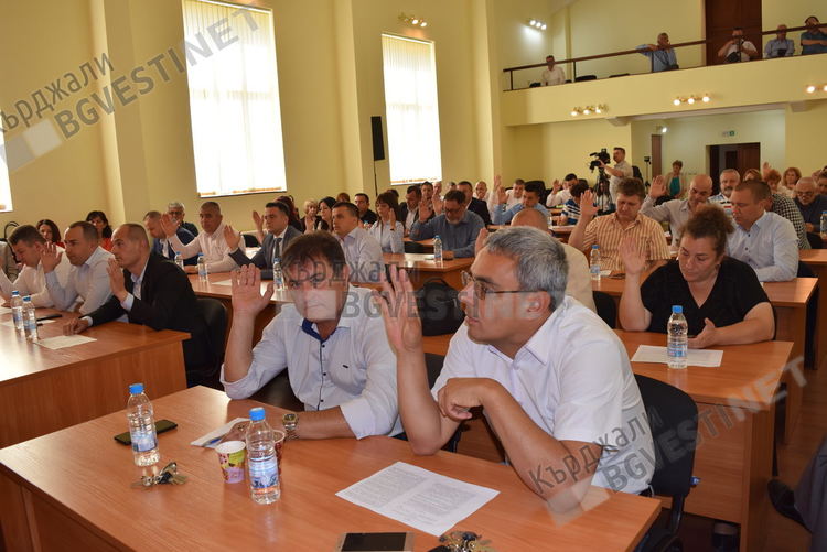 Днес съветниците от Кърджали се събират за последно заседание, получават албуми със снимки от дейността си