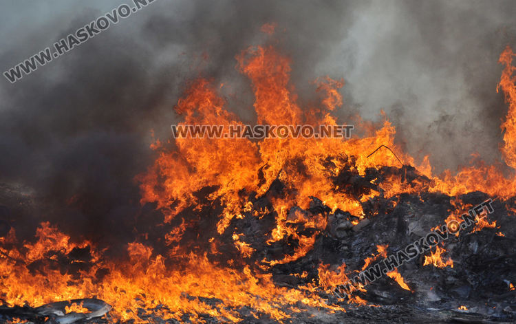 Горяха гуми и отпадъци до "Редки метали" (видео)